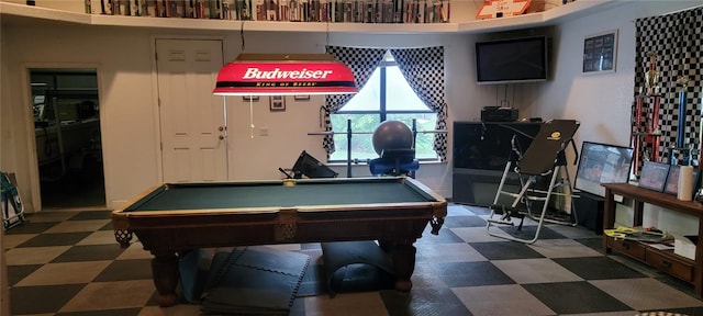 playroom featuring pool table