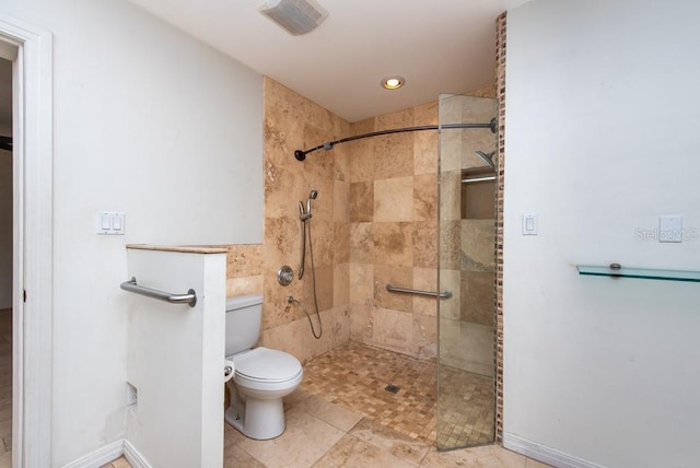 bathroom with toilet and tiled shower