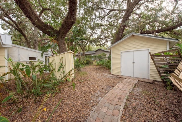 view of yard featuring a storage unit