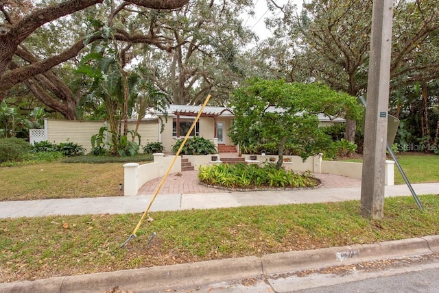 view of front of house featuring a front lawn