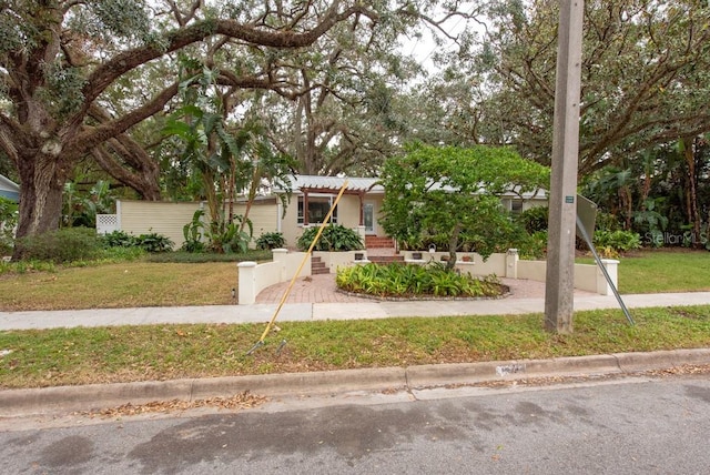 view of front facade featuring a front lawn