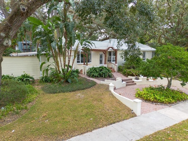 ranch-style house featuring a front yard