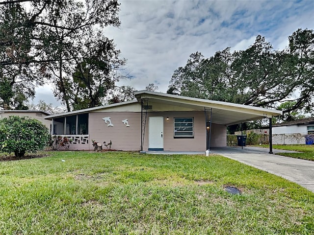 view of front of house with a carport and a front yard