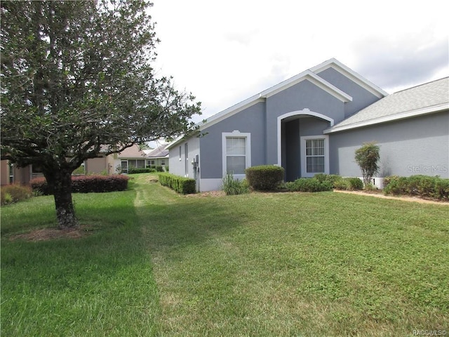 view of front facade featuring a front lawn