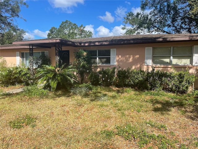 view of front facade with a front yard