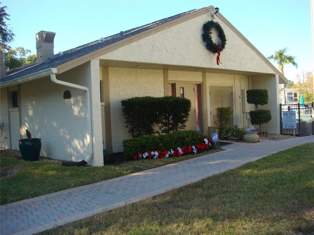 view of front facade with a front yard