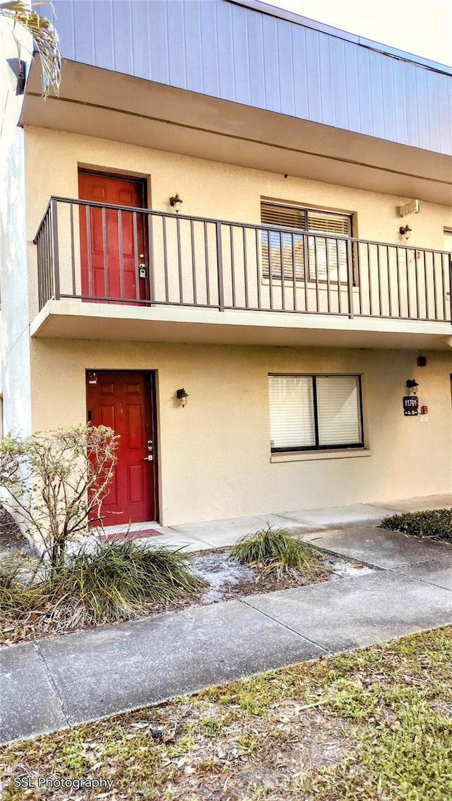 property entrance featuring a balcony