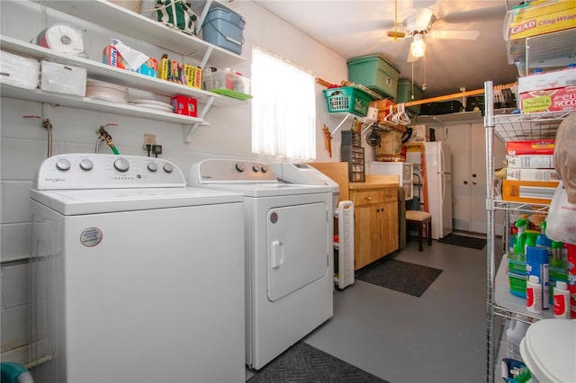 laundry room with washing machine and clothes dryer and ceiling fan