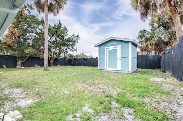 view of yard featuring a storage shed