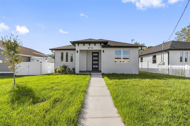 view of front of property featuring a front yard