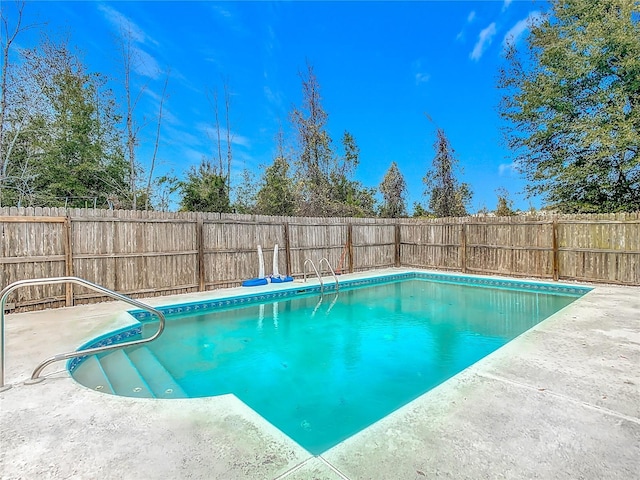 view of swimming pool