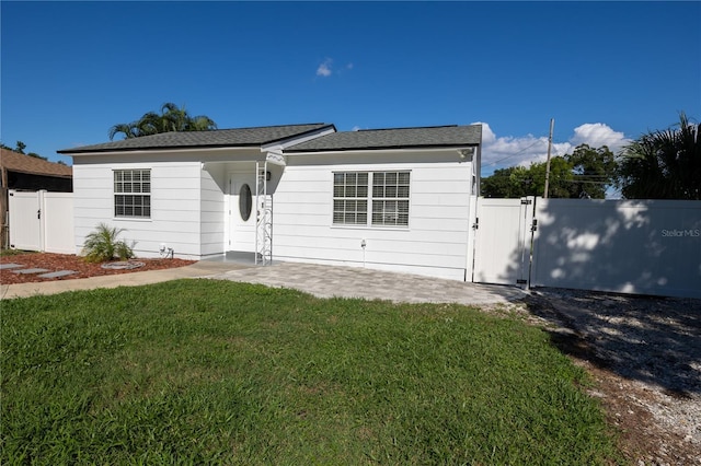 view of front of property featuring a front yard