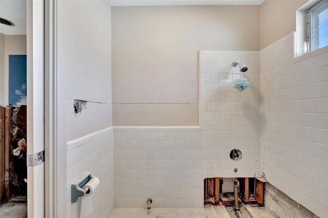 bathroom featuring tiled shower