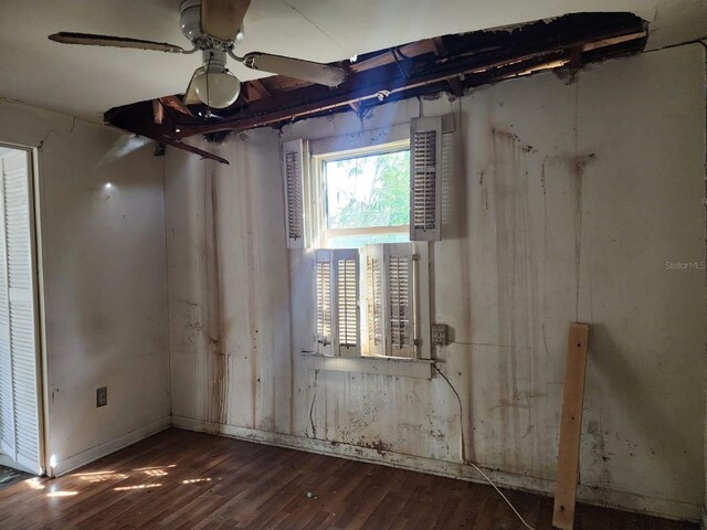 unfurnished room featuring dark hardwood / wood-style flooring and ceiling fan