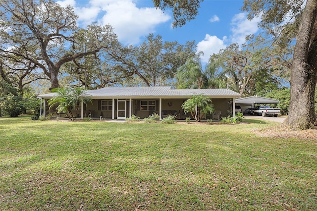 view of front of house with a carport and a front yard