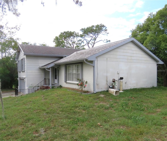 view of front of home featuring a front lawn