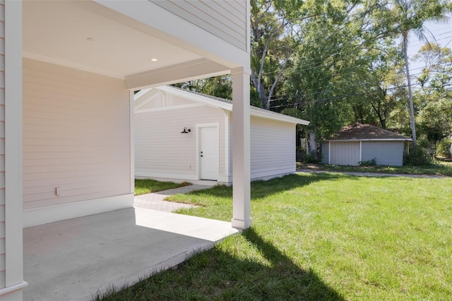 view of yard featuring a patio