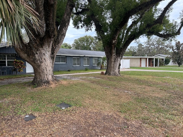 ranch-style home featuring a front lawn