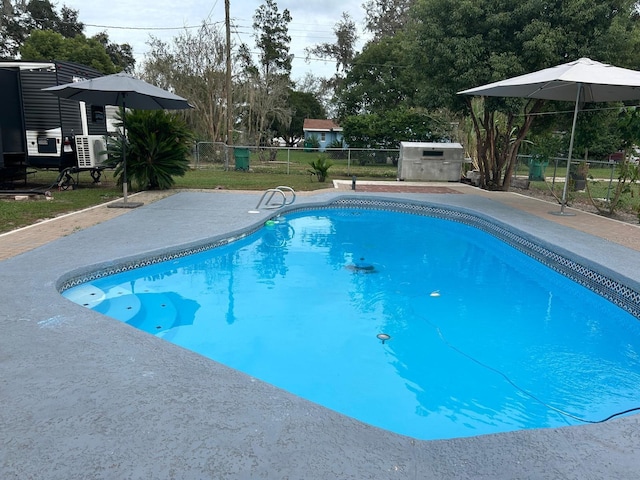 view of swimming pool