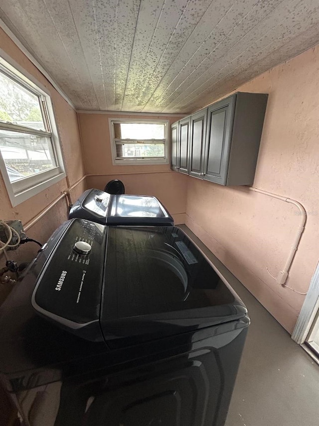 garage with wood ceiling and independent washer and dryer