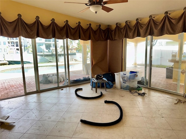 sunroom with ceiling fan