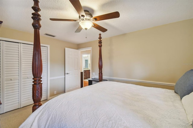 bedroom featuring ceiling fan, a textured ceiling, and carpet floors