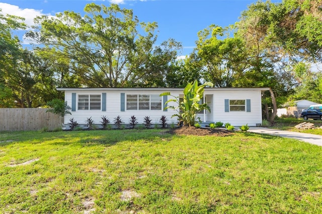 ranch-style home featuring a front lawn