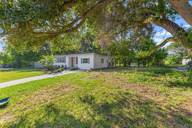 ranch-style home featuring a front lawn