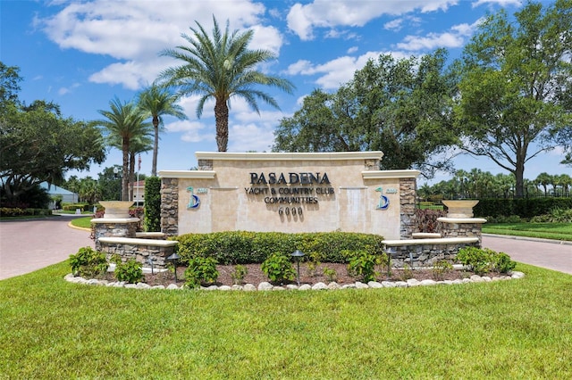 community / neighborhood sign featuring a yard