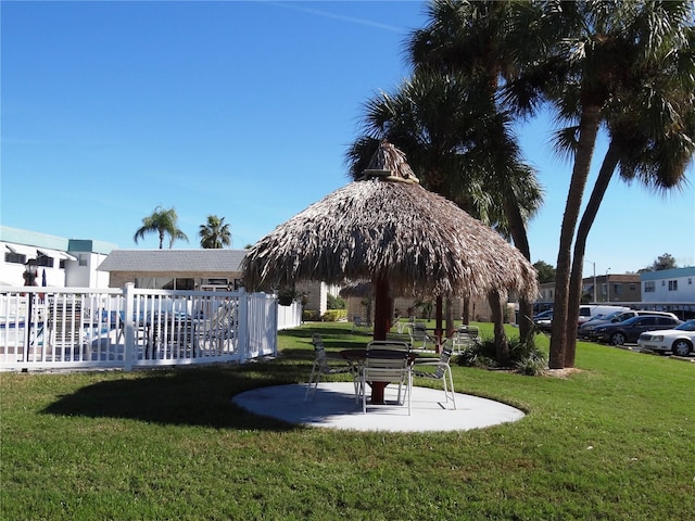 view of property's community featuring a lawn