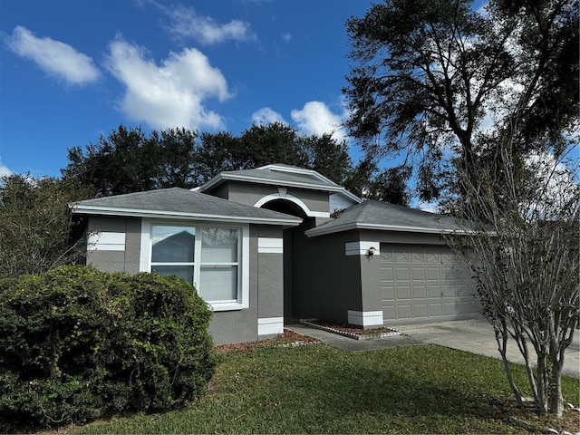 view of front facade featuring a garage and a front yard