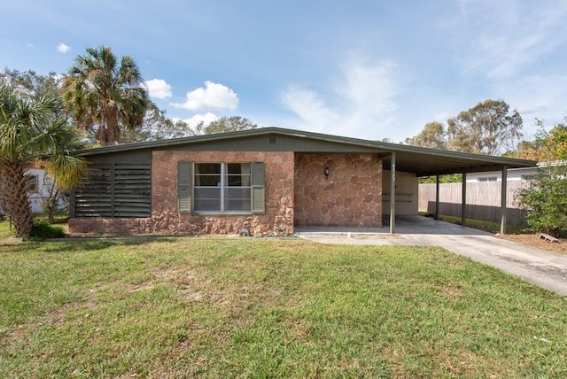 view of front of home featuring a front yard and a carport