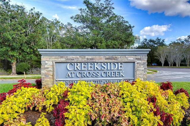 view of community / neighborhood sign