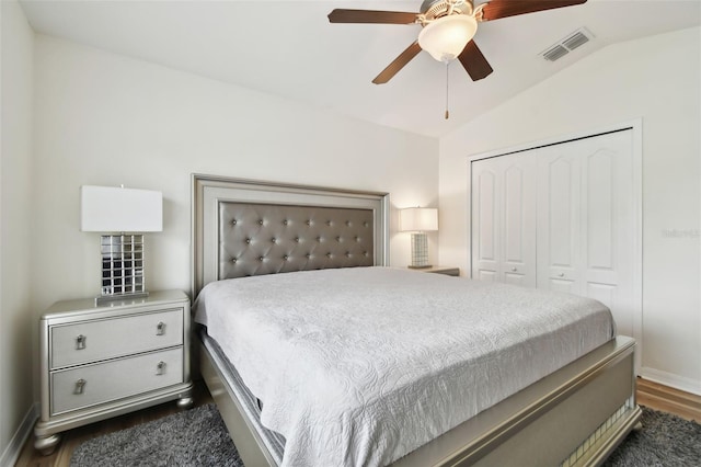 bedroom featuring ceiling fan, dark hardwood / wood-style floors, a closet, and vaulted ceiling