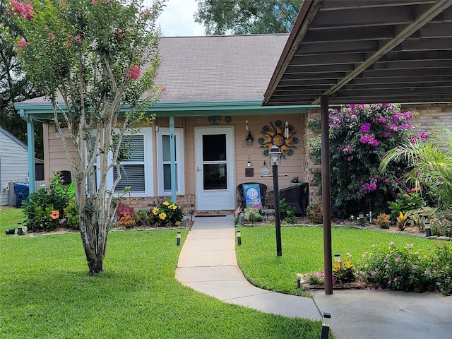 view of front facade featuring a front yard