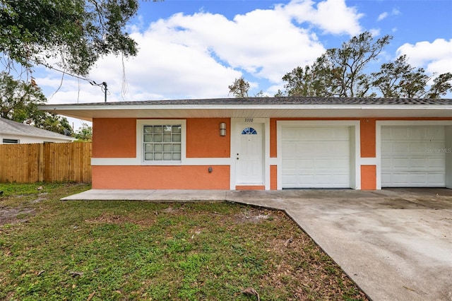 single story home featuring a front lawn