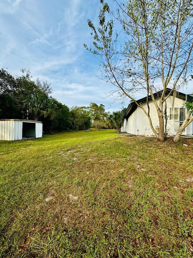 view of yard featuring an outbuilding