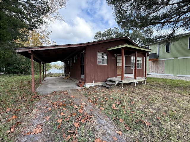 view of front facade featuring a carport