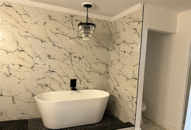 bathroom with a bathing tub, ornamental molding, a textured ceiling, and toilet