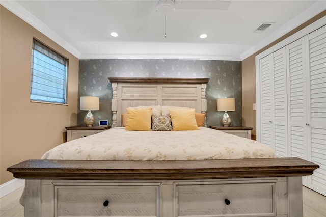 bedroom featuring a closet, ceiling fan, light hardwood / wood-style flooring, and ornamental molding