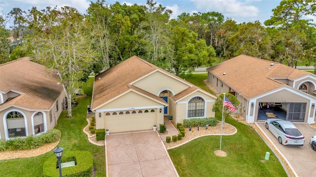 view of front facade featuring a front yard and a garage