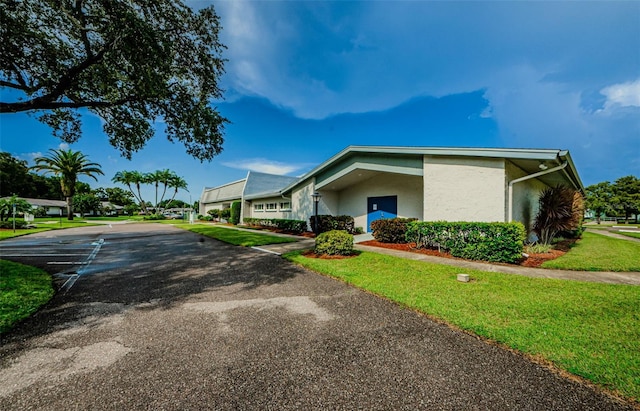 view of front facade with a front yard