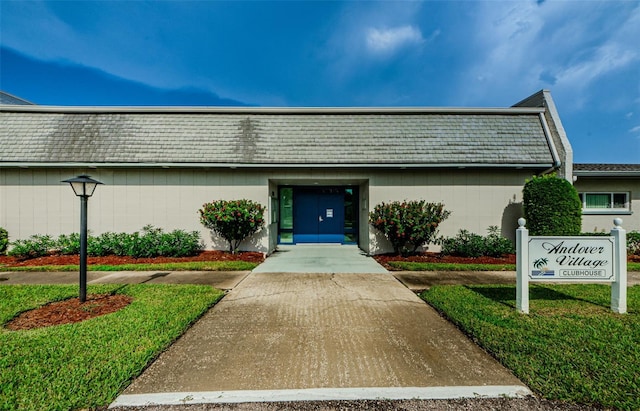 view of front of house featuring a front yard