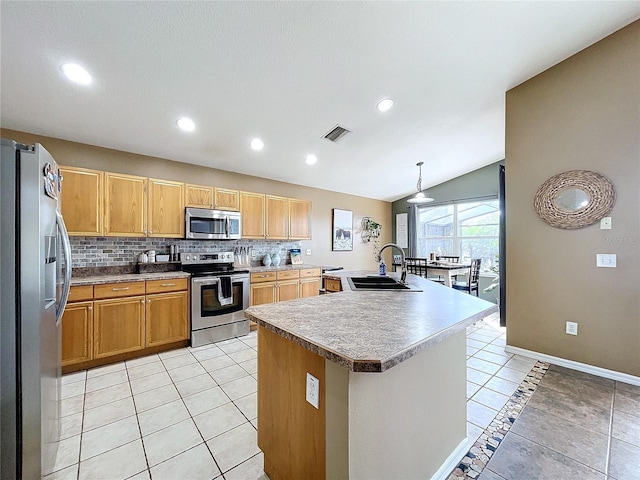 kitchen with sink, stainless steel appliances, an island with sink, pendant lighting, and vaulted ceiling