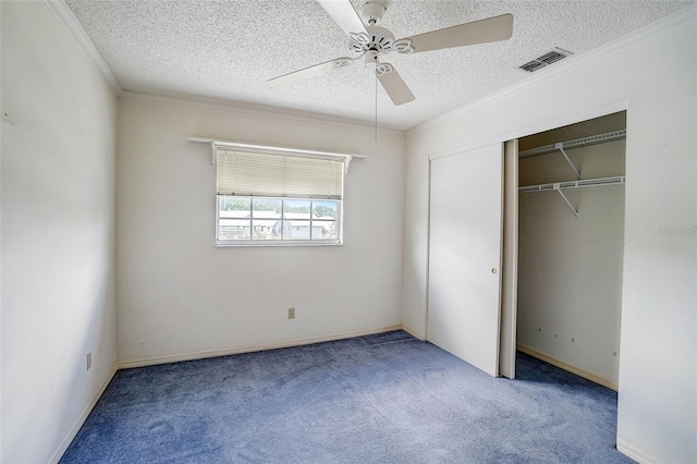 unfurnished bedroom featuring ceiling fan, a textured ceiling, a closet, and carpet