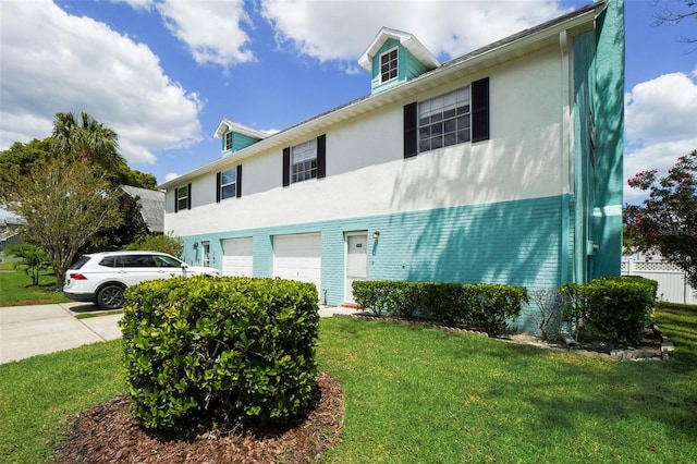 view of front of property featuring a front lawn