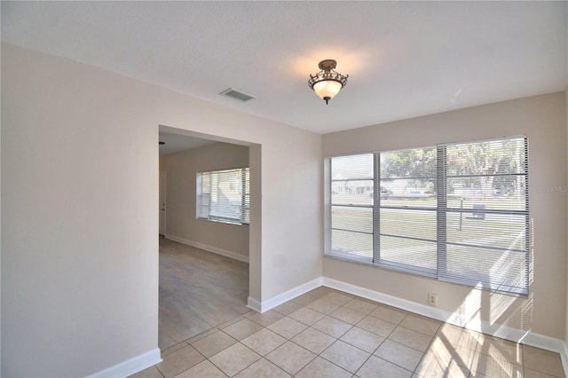 empty room featuring light tile patterned flooring