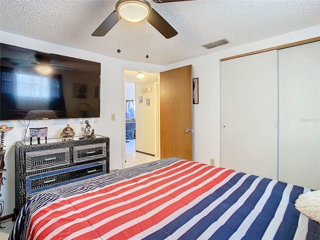 bedroom featuring ceiling fan and a textured ceiling