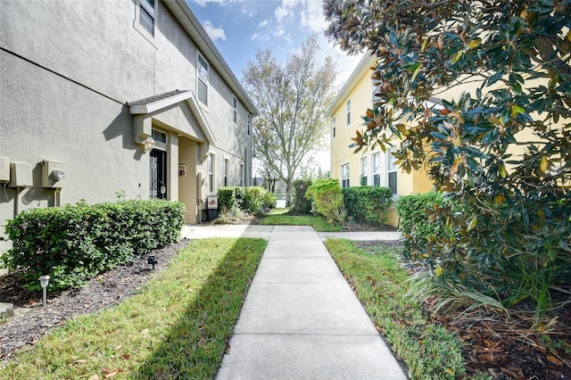 view of home's community featuring a yard