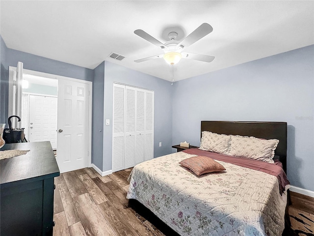 2920 Star Apple Ct, Palm Harbor, FL 34684 - bedroom with wood finished floors, baseboards, ceiling fan, and a closet